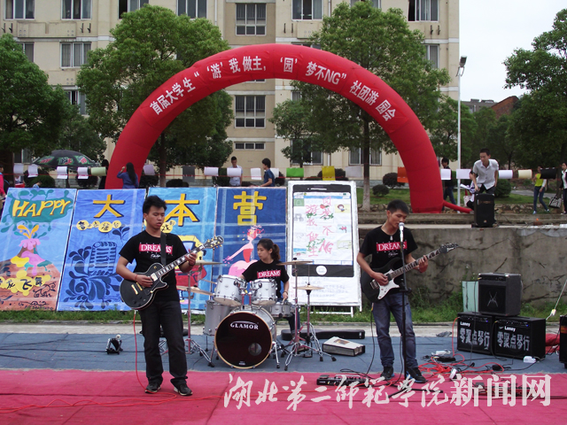 3.架子鼓演奏.jpg