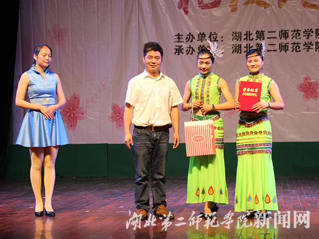9.学工部部长刘儒国为冠军体育学院颁奖.jpg