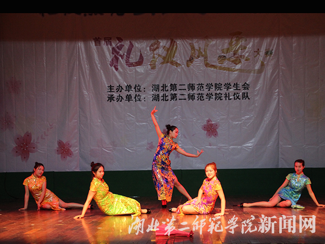 4.物机院旗袍走秀《礼仪之韵》.jpg
