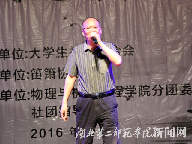 7.黄颂副校长助兴演唱.jpg