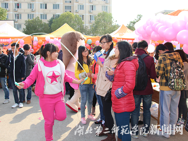 8.学生参加跳绳抢答游戏.jpg
