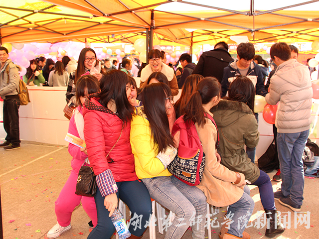 5.学生参与板凳竞争.jpg