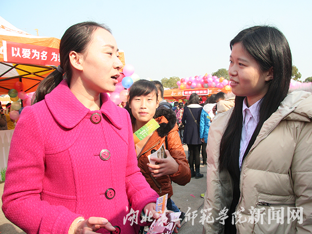 9.学工部领导审查文化节现场.jpg
