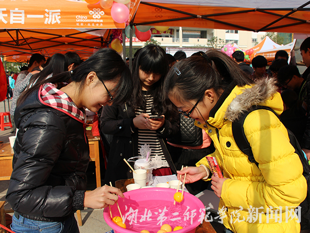 4.学生参与夹乒乓球比赛.jpg