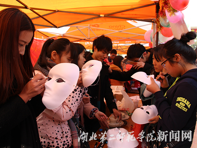 3.艺术学院学生画面具.jpg