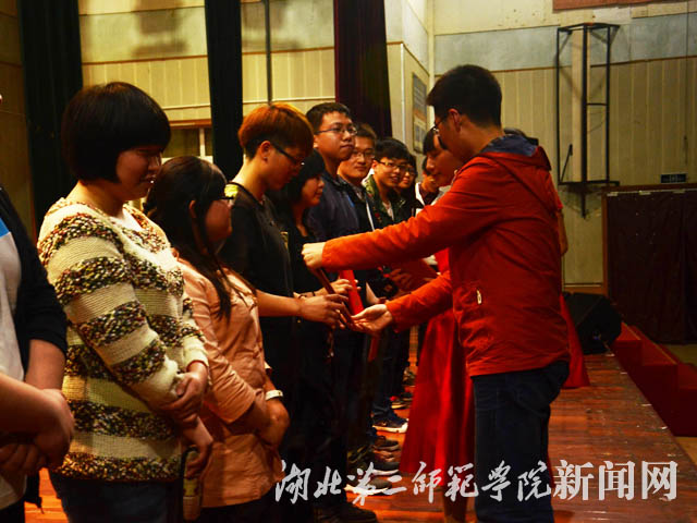 9、老师给选手颁奖.jpg