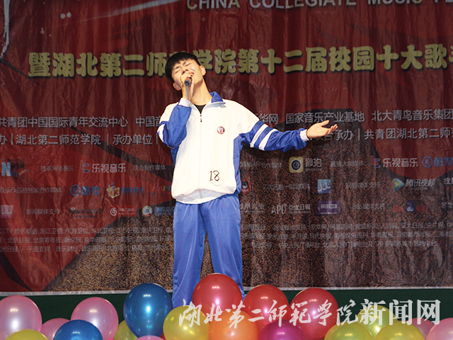 4.18号选手演唱《不说再见》.jpg