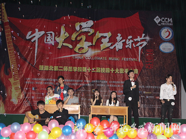 6.歌手齐唱《同桌的你》.jpg