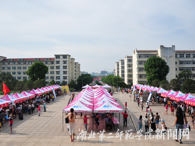 4.迎新现场整齐有序.jpg