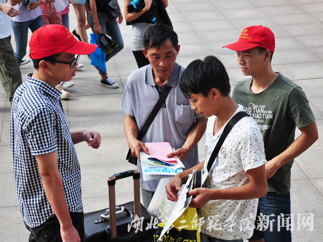 9.“小红帽”耐心为新生解答疑惑.jpg