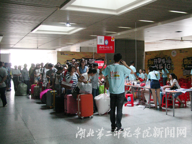2.志愿者火车站迎接新生.jpg