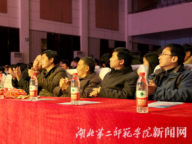 1.部门领导看元旦晚会.jpg