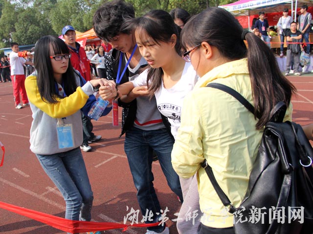 8.工作人员搀扶运动员.jpg