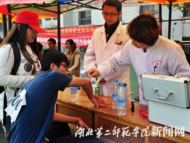 6.校医务为运动员处理伤口.jpg