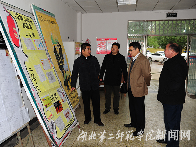5.校领导检查安全宣传工作.jpg