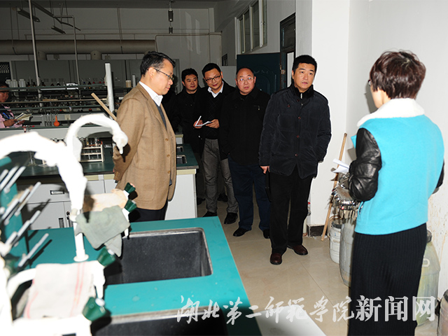 6.校领导了解工作人员安全落实情况.jpg