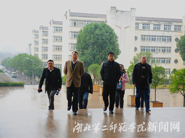 1.校领导检查校图书馆安全工作.jpg