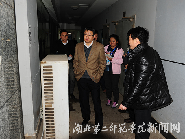 8.校领导检查消防安全设施.jpg