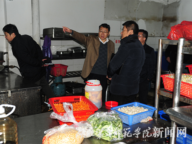 3.校领导检查食堂卫生安全.jpg
