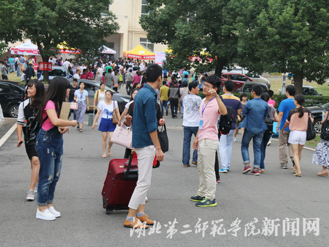 5.老生热情为新生询导.jpg