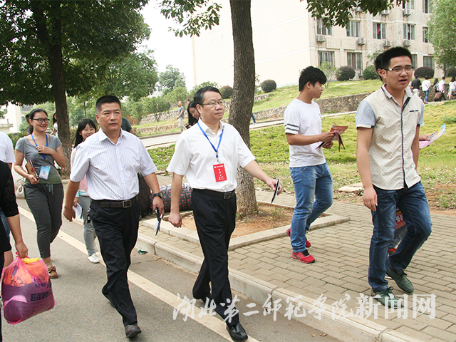 3.胡仲军校长到西区检查迎新工作.jpg