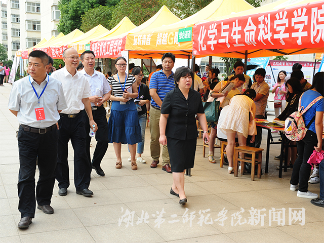 2.校党委书记张国秀到迎新现场视察工作.jpg