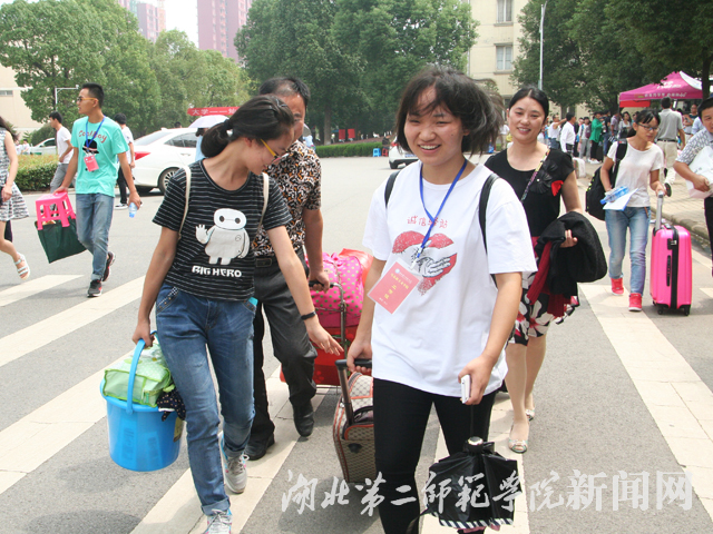 6.学生志愿者迎新.jpg