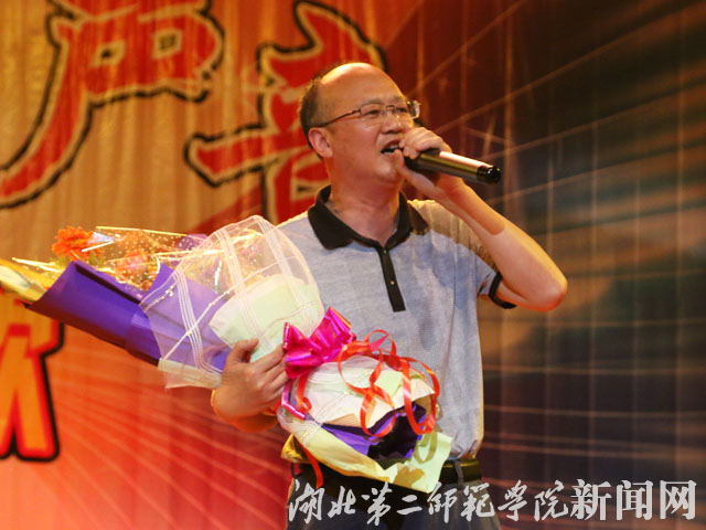3.副校长黄颂演唱歌曲《你》.jpg