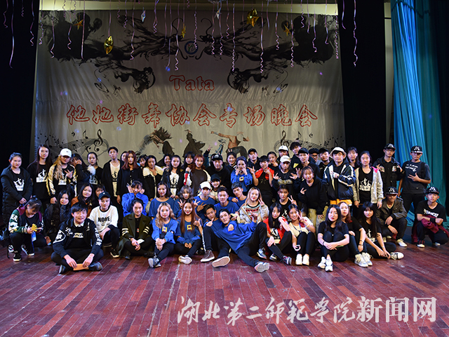 9.全体合影.jpg