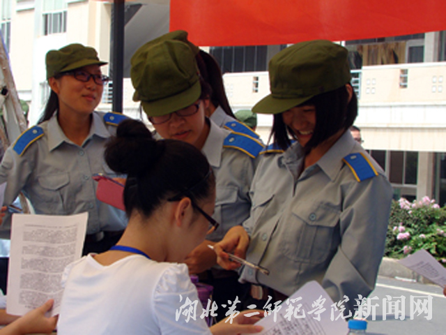 1.校组织招新，新生踊跃报名.jpg