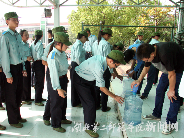 3.排队打水.jpg