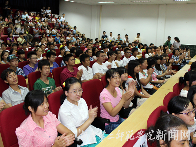 10.现场新生对领导们的精彩讲话报以热烈的掌声.jpg