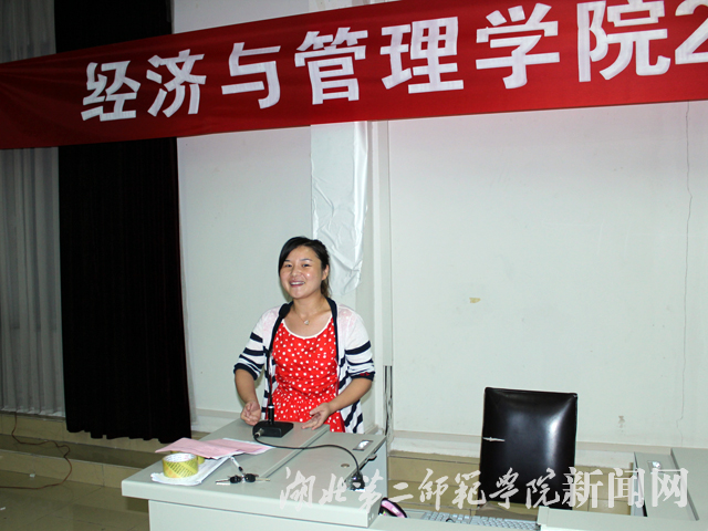 9.吴文娟老师就党建知识进行讲话.JPG