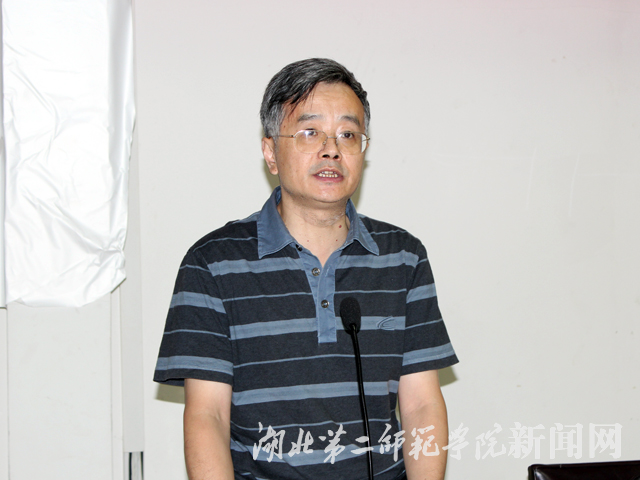 3.经管学院院长肖军向广大新生介绍本院的基本情况.JPG