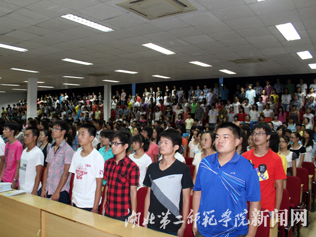 1.本次开学典礼在庄严的国歌声中拉开序幕.JPG
