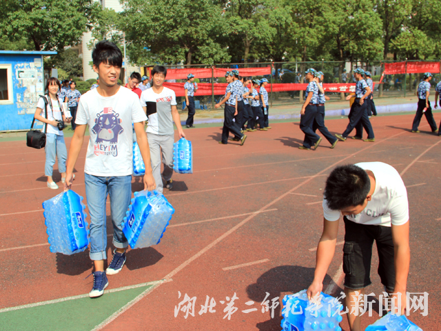 1 为新生送来矿泉水.jpg
