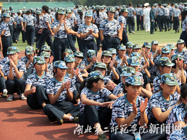 6 新生热烈欢迎领导们的到来.jpg