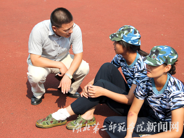 5 邢宽广亲切询问新生受伤情况.jpg