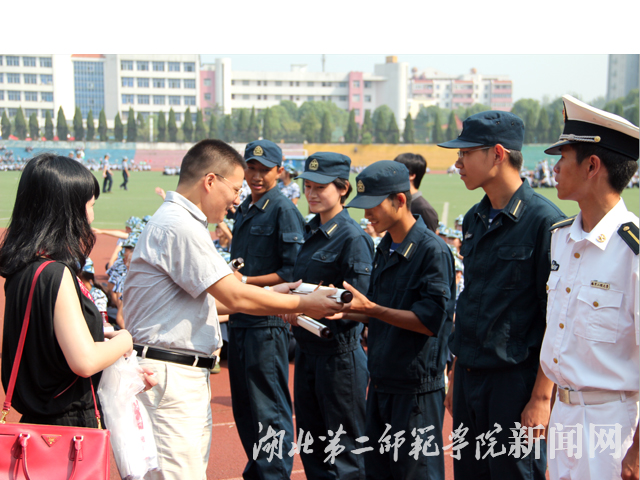3 艺术学院党总支副书记邢宽广为教官颁发慰问品.jpg