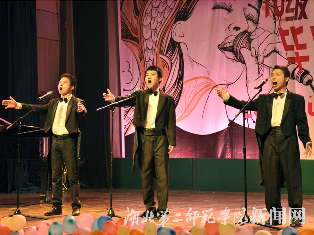 8.男生表演唱《重归苏联托》.jpg