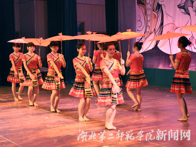 9.名族舞《女儿会》.jpg