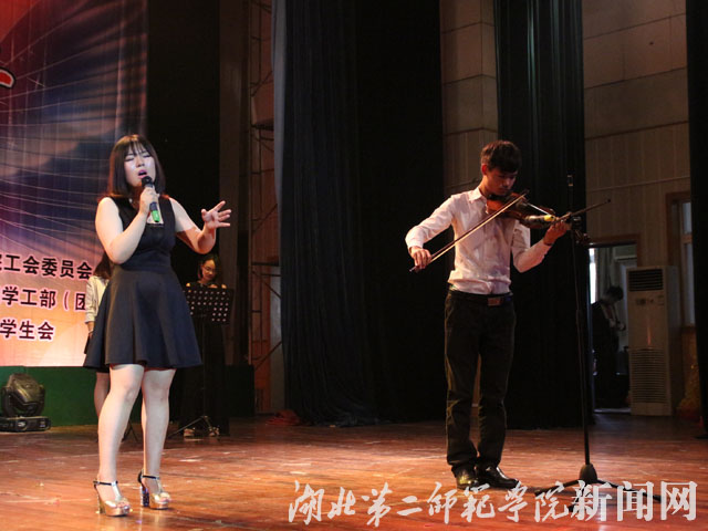 10.学生专业组第三名范宇晨及助阵乐队.jpg