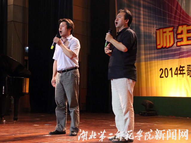 1.评委老师为选手加油助阵.jpg