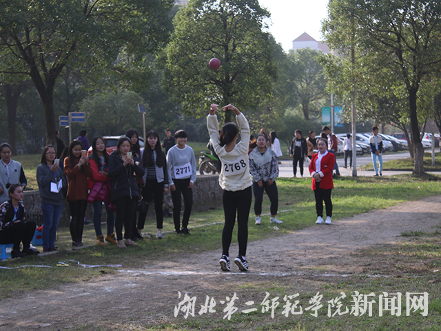 3.女子后抛实心球.jpg