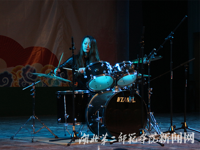 3.时光音乐社架子鼓表演.jpg