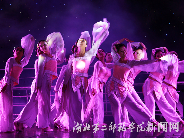 7.我校艺术系 舞蹈《桃夭》 .jpg