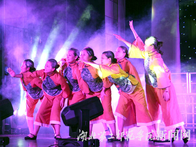 4、省老干部艺术团 舞蹈《中国妈妈》 .jpg