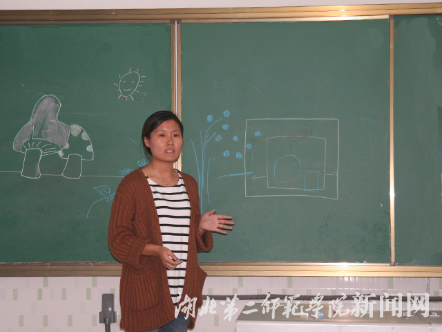 4.劳技老师认真讲解.jpg