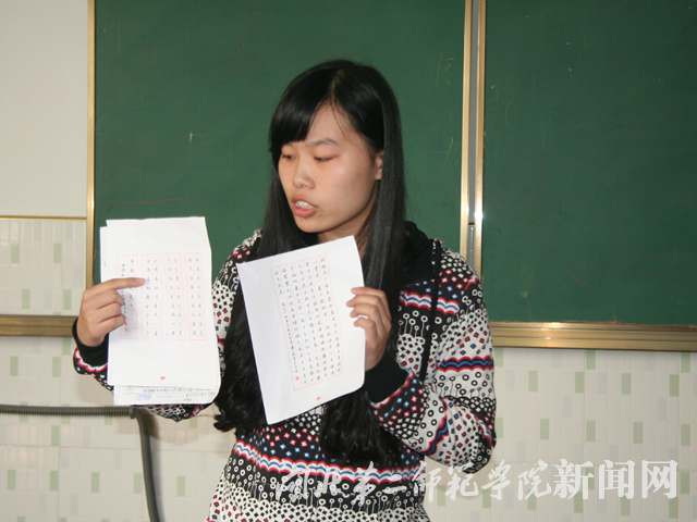 3.书法老师向大家展示书法作品.jpg