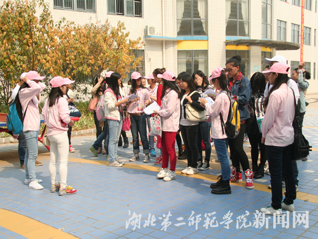 1.志愿者们到达学校.jpg